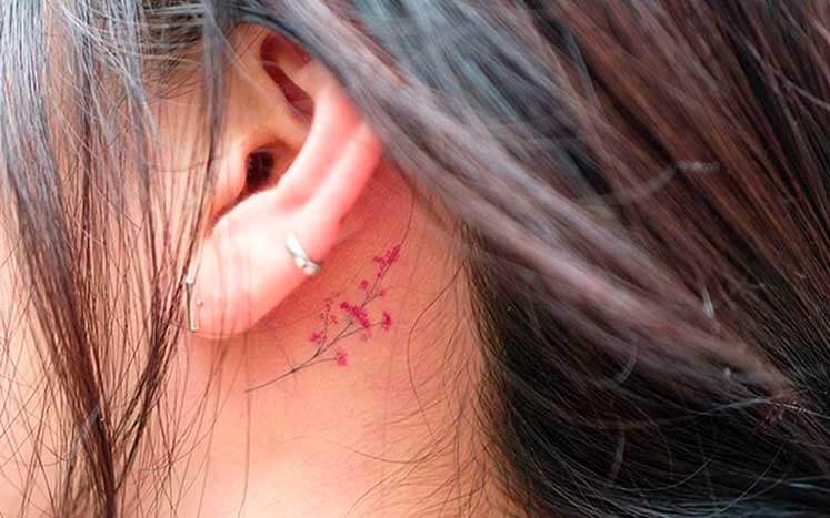 тату цветов за ухом