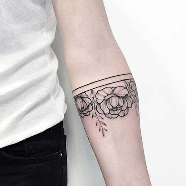 тату цветка на руке
