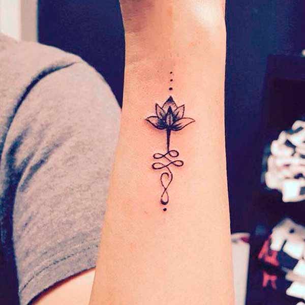 тату цветка на руке