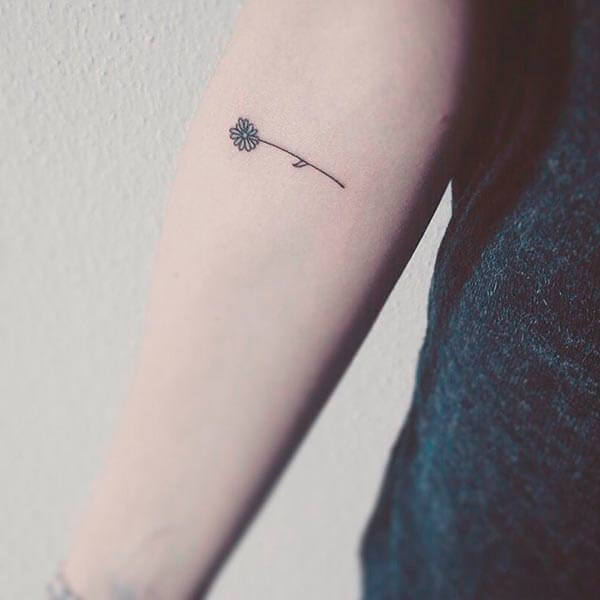 тату цветка на руке