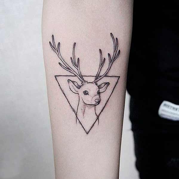 тату оленя на руке