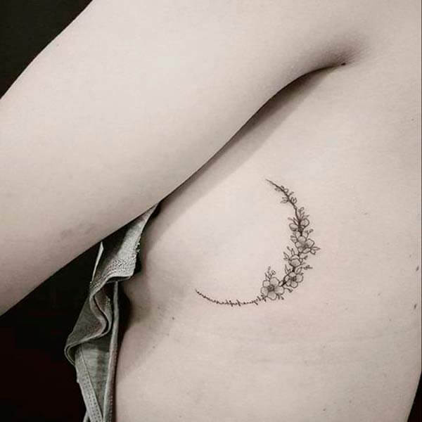 тату цветов на боку