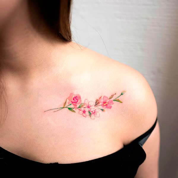 тату цветов на ключице