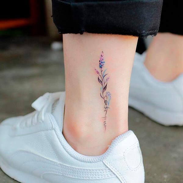 тату цветов на ноге