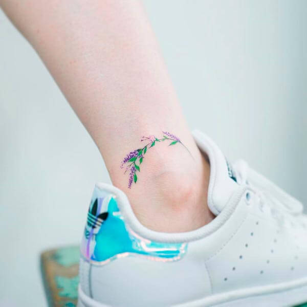 тату цветов на ноге