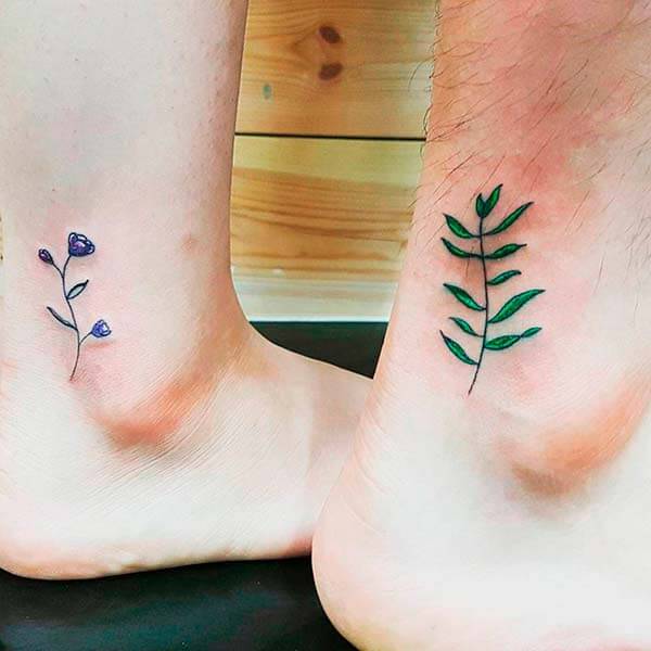 тату цветов на ноге