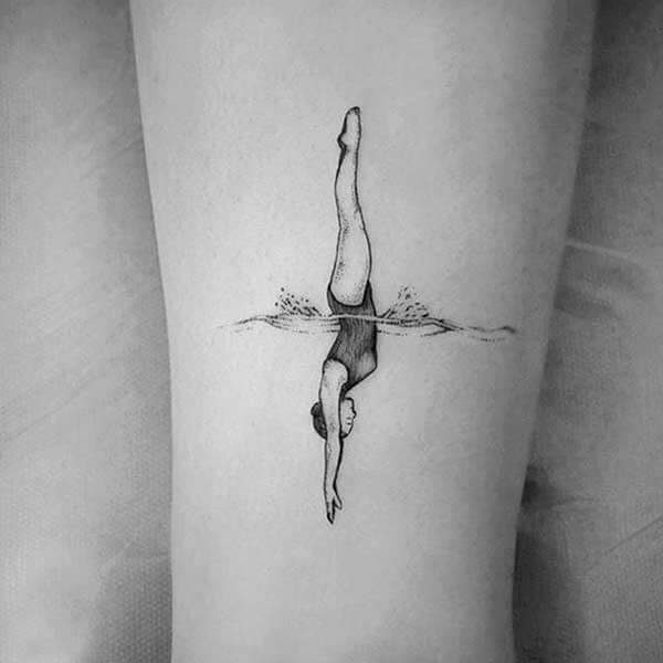 тату ныряющей девушки на ноге