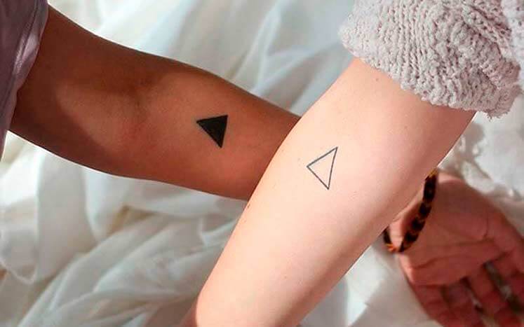 тату треугольников на руке