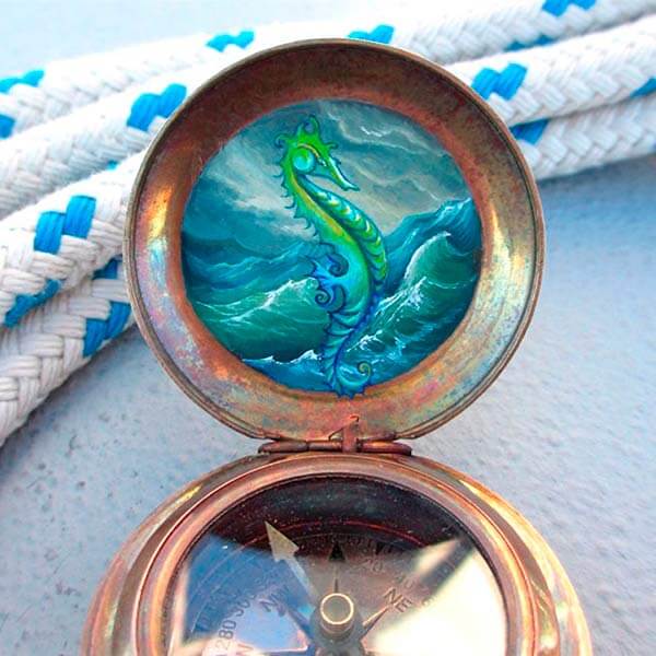 компас с рисунком