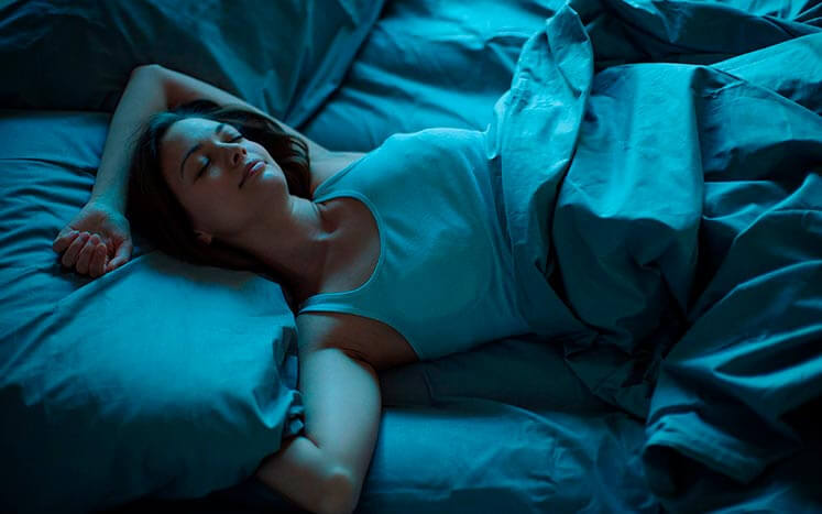 спящая девушка