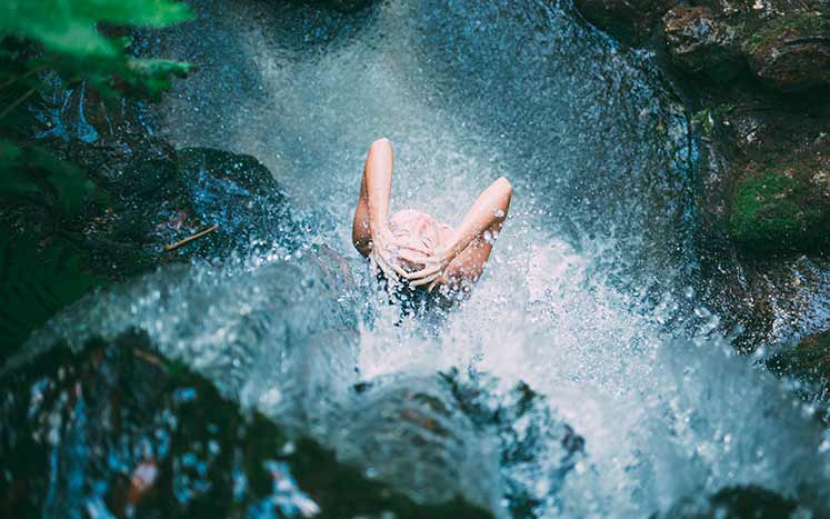 девушка и водопад