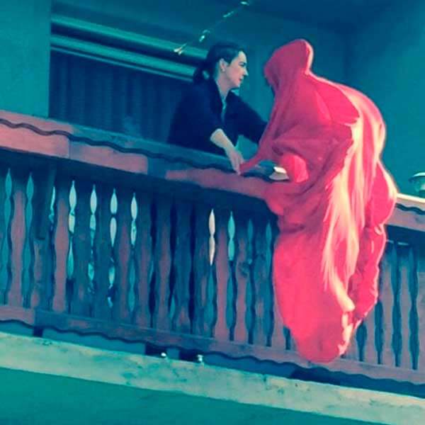 смешно вытрушивает покрывало