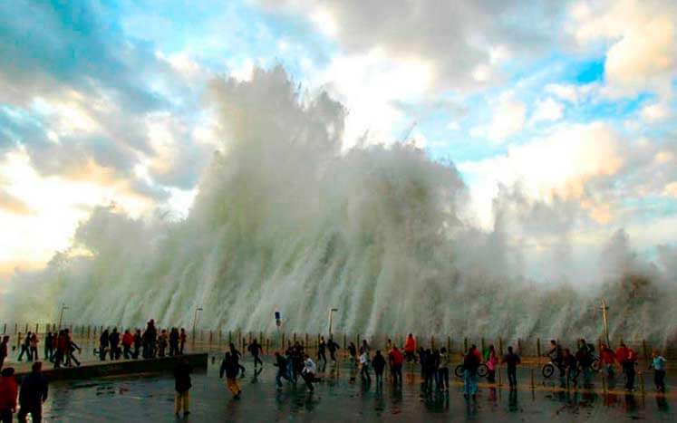 людей облило волной