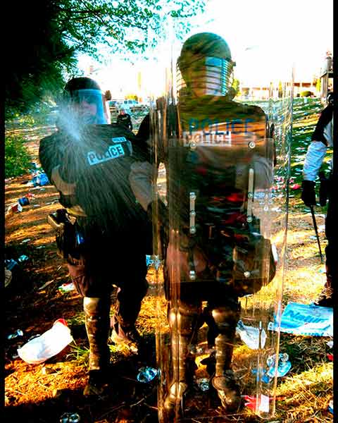 полиция применяет газовый баллон